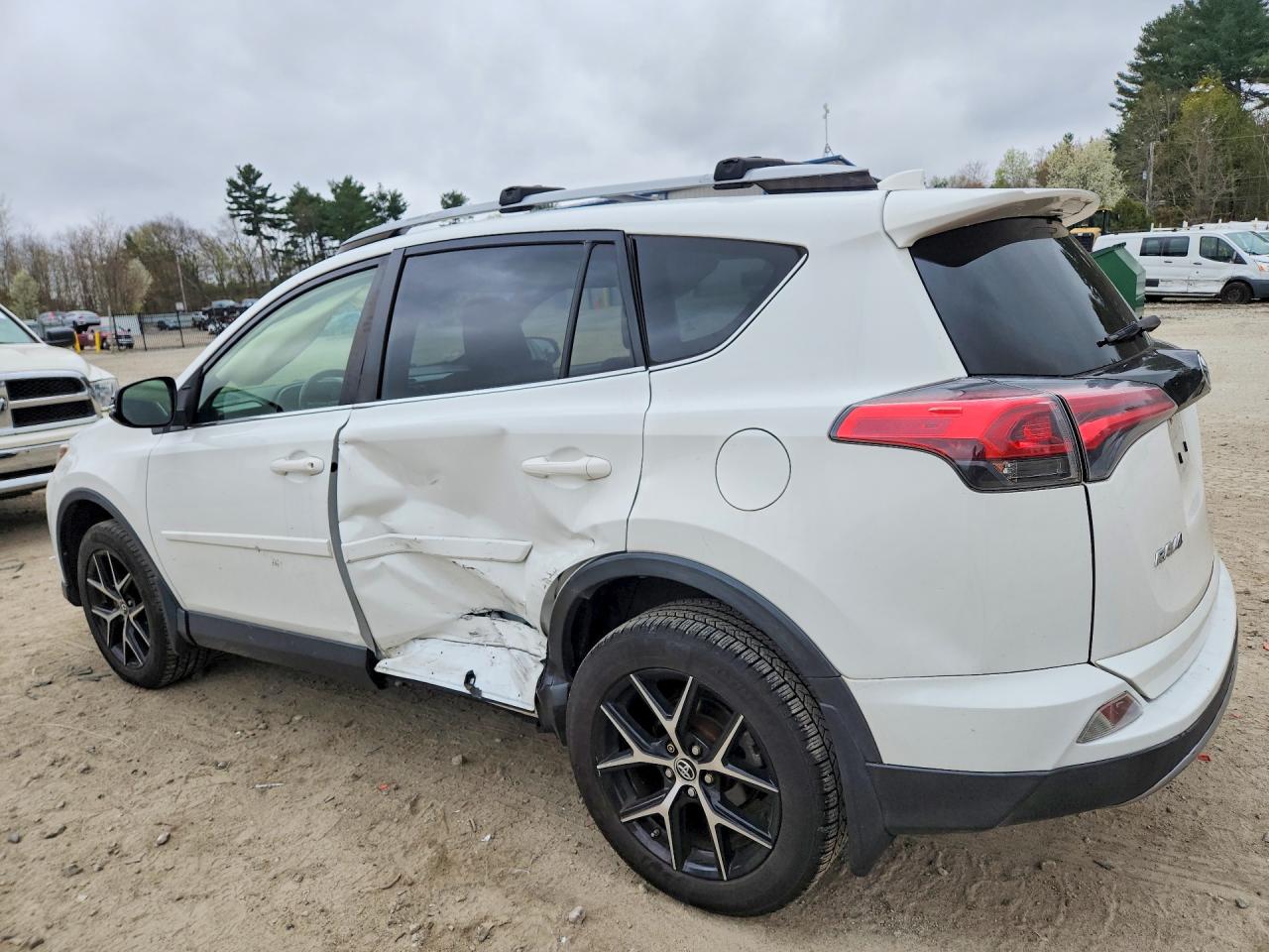 2017 TOYOTA RAV 4 — VIN JTMJFREV3HD217221 — photo 2